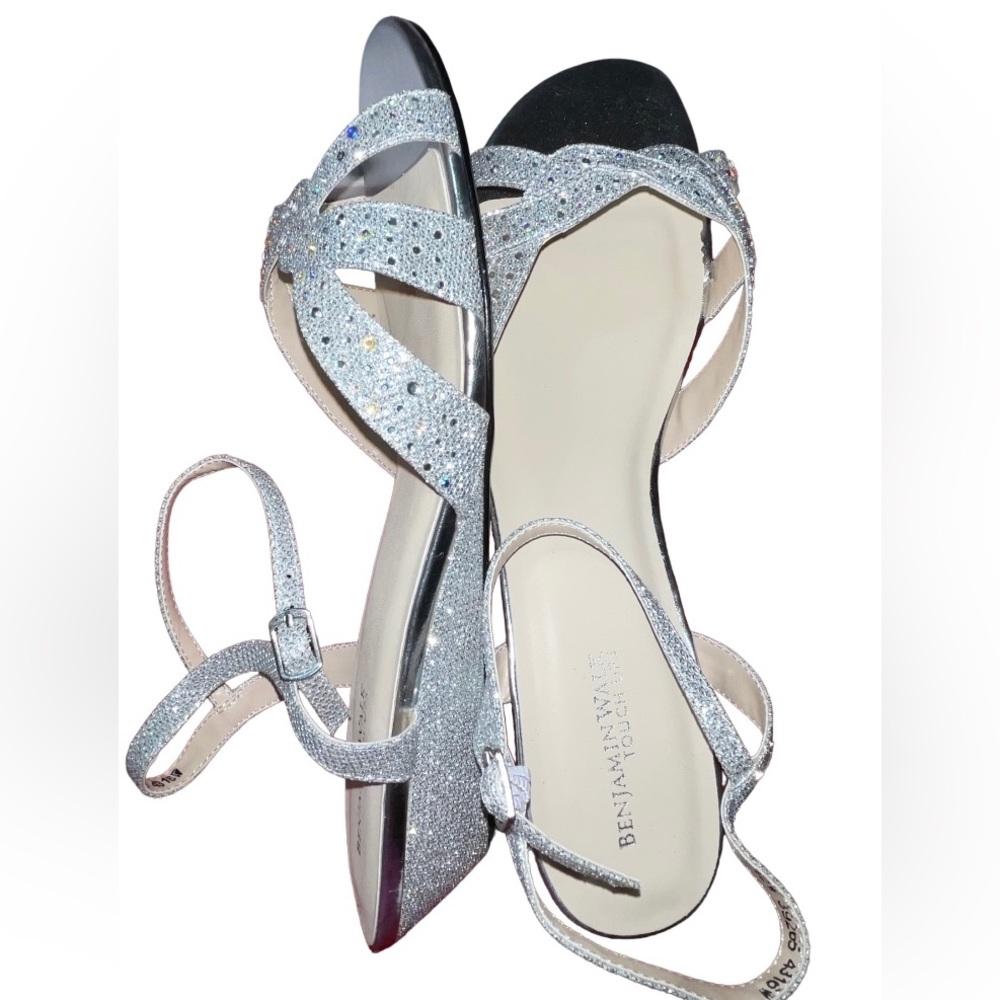 NWOT, sz 12w silver Touch Ups By Benjamin Walk Lena Wedge Sandals
